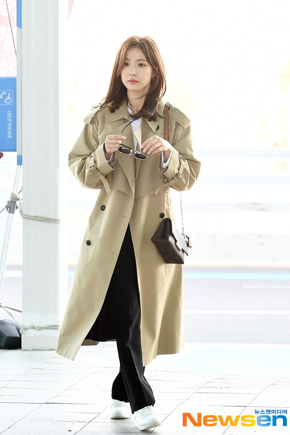 Actor Shin Se Kyung left Hong Kong for a web reality shooting car through Incheon International Airport in Unseo-dong, Jung-gu, Incheon on March 29th.Actor Shin Se-kyung is leaving for Hong Kong with an airport fashion.exponential earthquake