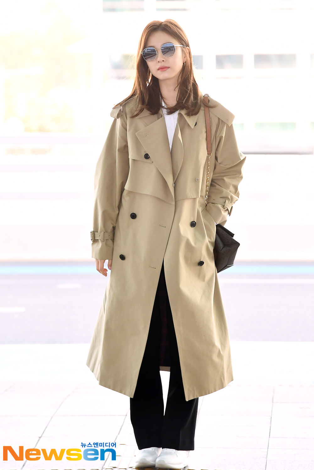 Actor Shin Se-kyung left for Hong Kong on March 29th at the Incheon International Airport in Unseo-dong, Jung-gu, Incheon.Actor Shin Se-kyung is leaving for Hong Kong with an airport fashion.exponential earthquake