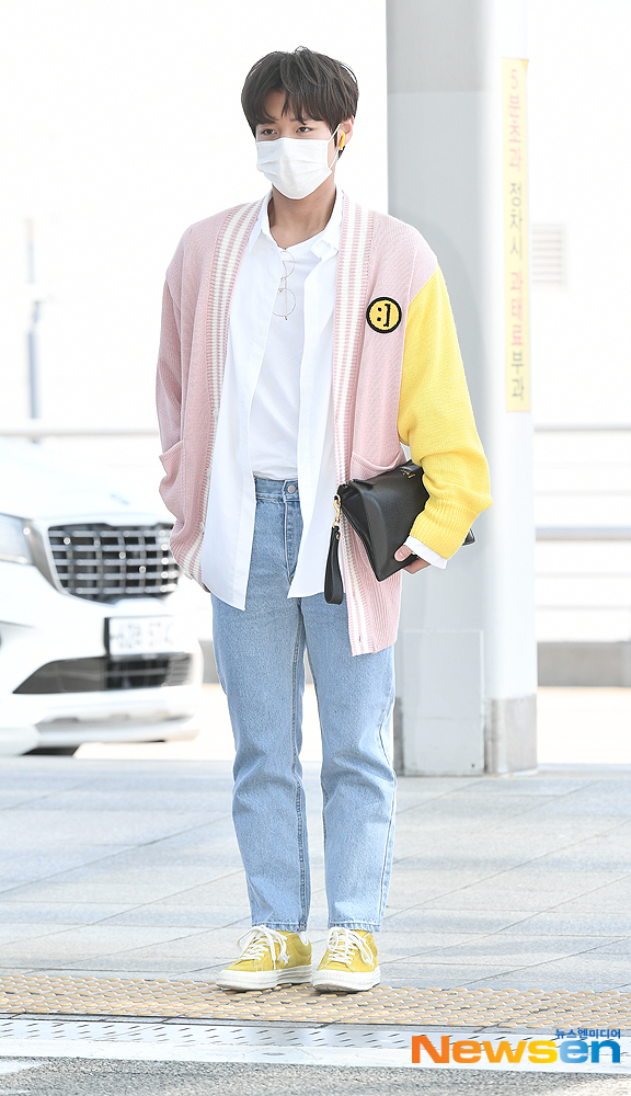 Singer Park Jihoon is leaving for Macau through Incheon International Airport on the afternoon of March 29th.useful stock