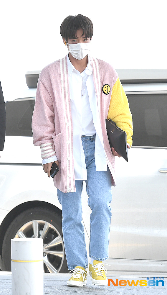 <p>Wanna One-born singer, Park Jihoon, this 3 29, the afternoon abroad Love Without Love (Live at Summer Vacation/08 a certain car Incheon International Airport over to Macau Departure.</p>
