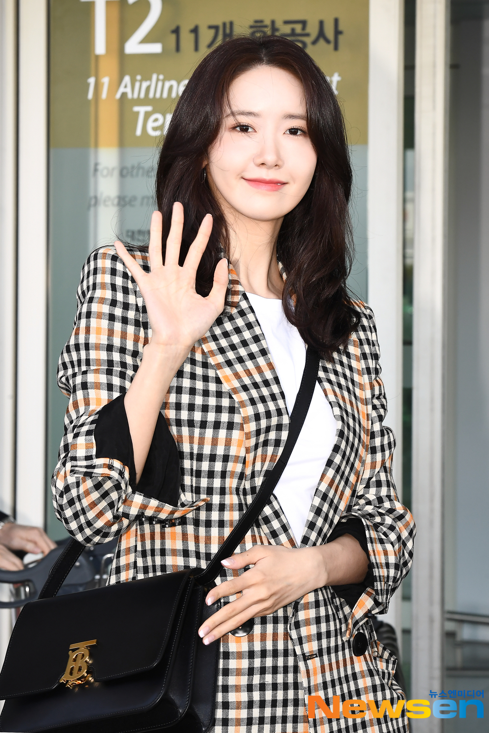 Girls Generation (SNSD) member Im Yoon-ah (YoonA) departed for Singapore on March 29 afternoon to attend a promotional event through the Incheon International Airport in Unseo-dong, Jung-gu, Incheon.Girls Generation (SNSD) member Im Yoon-ah is leaving for Singapore with an airport fashion.exponential earthquake