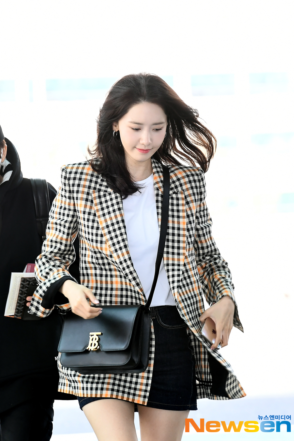 Girls Generation (SNSD) member Im Yoon-ah (YoonA) departed for Singapore on March 29 afternoon to attend a promotional event through the Incheon International Airport in Unseo-dong, Jung-gu, Incheon.Girls Generation (SNSD) member Im Yoon-ah is leaving for Singapore with an airport fashion.exponential earthquake