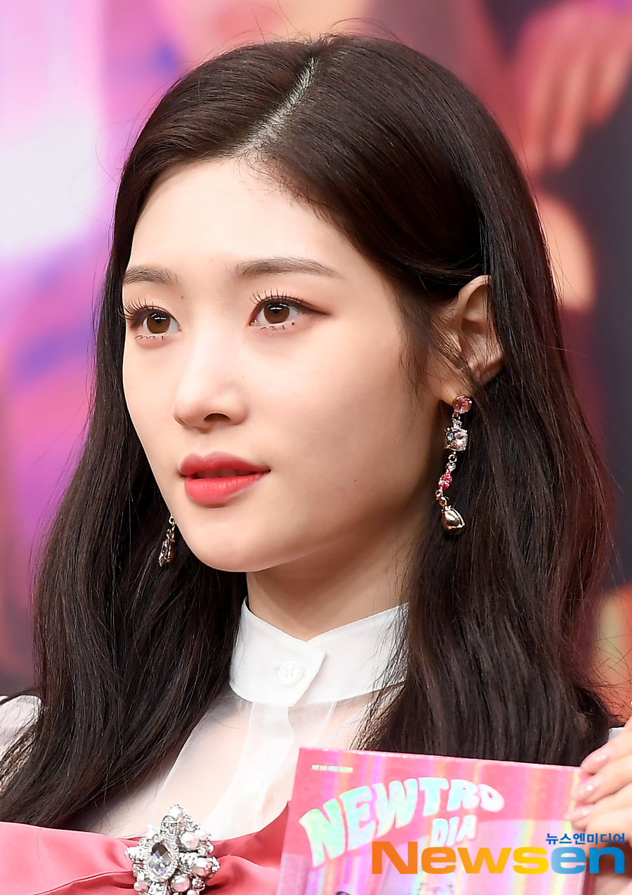 Girl group DIAs fifth mini album NEWTRO was released at the TCC Art Center in Yeongdeungpo-gu, Seoul on the afternoon of March 29th.On this day, Yebin Ki Hee-hyun Jung Chae-yeon, who is given by Eun Chae Eunice Som, has photo time.On the other hand, DIA, which has been comebacking brilliantly after breaking the gap of about half a year, continues its active activities with the title song Wowa.Jung Yu-jin