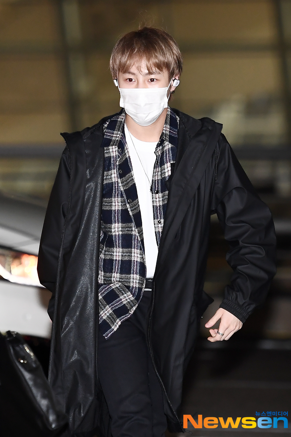 Former WannaONE member Ha Sung-woon left for Thailand Bangkok on March 29 afternoon to attend the 1st fan meeting my moment in Bangkok schedule through the Incheon International Airport in Unseo-dong, Jung-gu, Incheon.Former WannaOne member Ha Sung-woon is leaving for Thailand Bangkok.exponential earthquake
