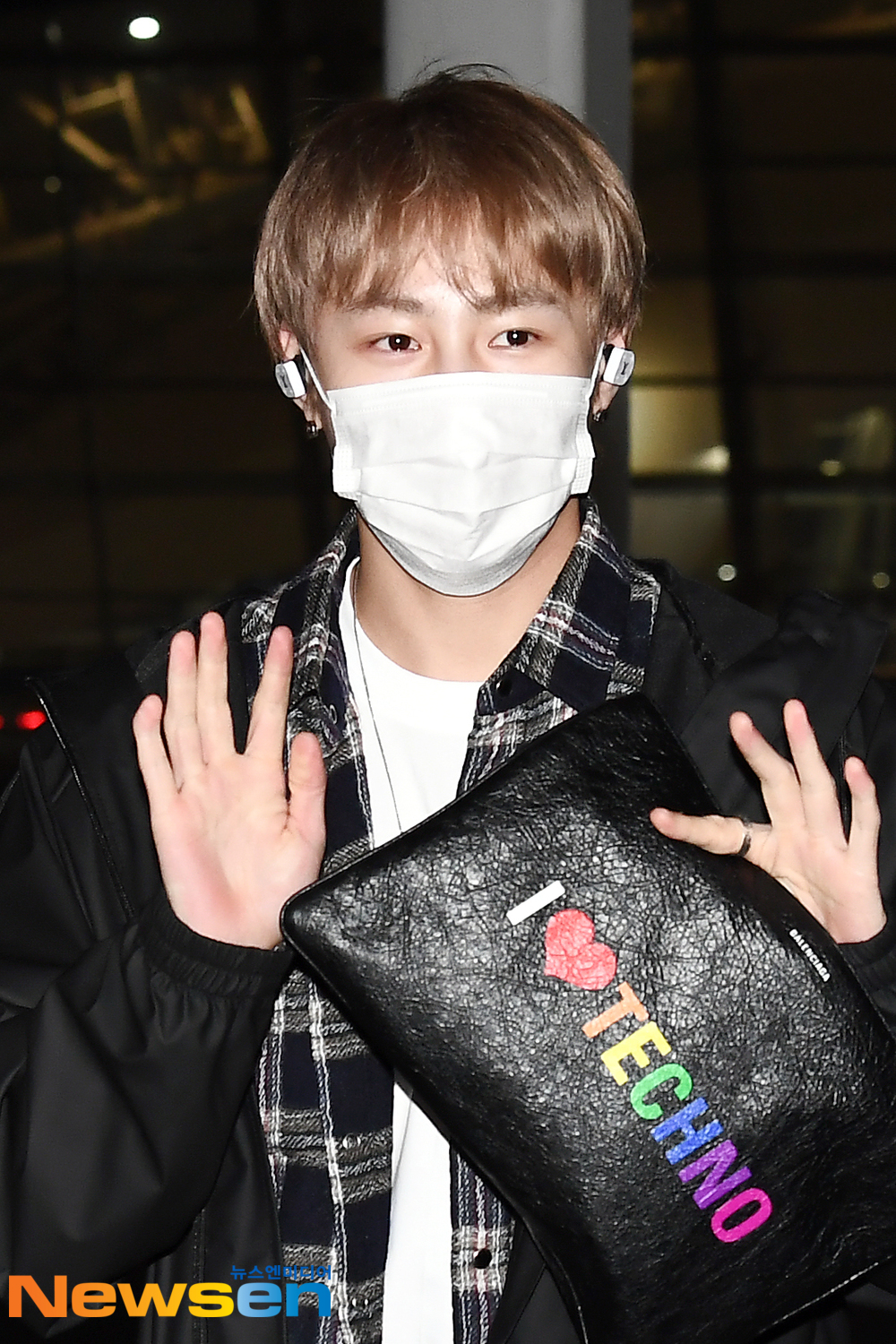 Former WannaONE member Ha Sung-woon left for Thailand Bangkok on March 29 afternoon to attend the 1st fan meeting my moment in Bangkok schedule through the Incheon International Airport in Unseo-dong, Jung-gu, Incheon.Former WannaOne member Ha Sung-woon is leaving for Thailand Bangkok.exponential earthquake