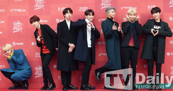 Group BTS (BTS) will meet with fan club Amy (A.R.M.Y) at a fan meeting in June.BTS (RM Sugar J-Hop Jin Jimin Jungkook Buy)s agency Big Hit Entertainment announced on the 29th that BTS global fan meeting 5TH Muster [Magic Shop] (5TH MUSTER [MAGIC SHOP]) was held through the official fan cafe.According to the agency, the global fan meeting will be held at the Busan Asian Stadium on June 15 (Saturday), on June 16 (Sunday), on June 22 (Sunday), and on the 23rd (Sunday) at the Seoul Olympic Park Gymnastics Stadium.The fan meeting will be held for five official fan clubs Amy of BTS.Previously, BTS released teaser videos and images to announce the fan meeting on its official Instagram account.The poster is curious because it depicts the door to the Magic Shop 1st and Magic Shop 2nd.BTS is about to release and comeback the new news Map of the Soul: Persona (MAP OF THE SOUL: PERSONA) on April 12th.So, on the 28th, the comeback trailer Persona was released and became a hot topic.