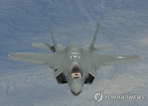 방사청, 스텔스 전투기 'F-35A' 첫 국내 인도 (서울=연합뉴스) 방위사업청이 'F-35A 전투기' 2대를 운영기지인 공군 청주기지로 인계받는다고 29일 전했다. 사진은 미국 공군 루크기지에서 한국으로 출발한 'F-35A 전투기' 모습. 2019.3.29 [방위사업청 제공] photo@yna.co.kr