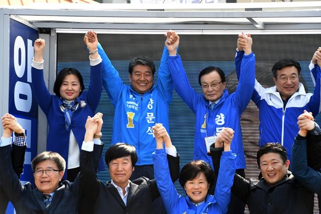 4·3 국회의원 보궐선거 통영.고성 선거구에 출마한 양문석 후보(윗줄 왼쪽 두번째)의 지원유세에 나선 이해찬 대표(윗줄 오른쪽 두번째)가 30일 오전 경남 고성군 고성읍 일원에서 더불어민주당 관계자들과 손을 들어 지지를 호소하고 있다. /뉴시스