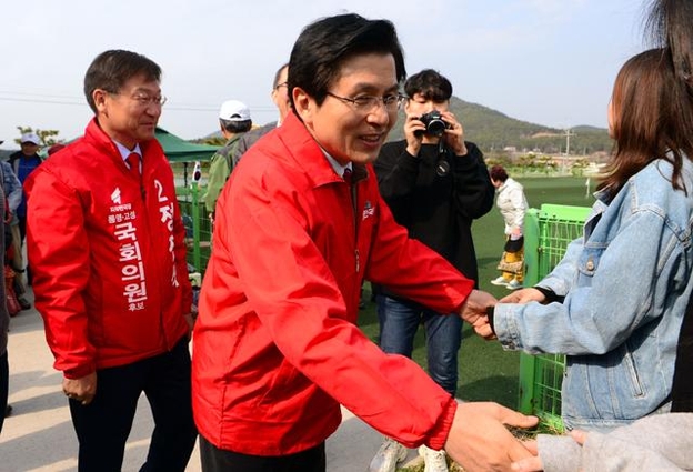 4·3 국회의원 보궐선거 지원유세에 나선 자유한국당 황교안 대표가 30일 오전 경남 통영시 용남면 소재 통영생활체육공원에서 열린 통영복음신협 이사장기 그라운드골프대회장을 찾아 지지를 호소하고 있다. /뉴시스