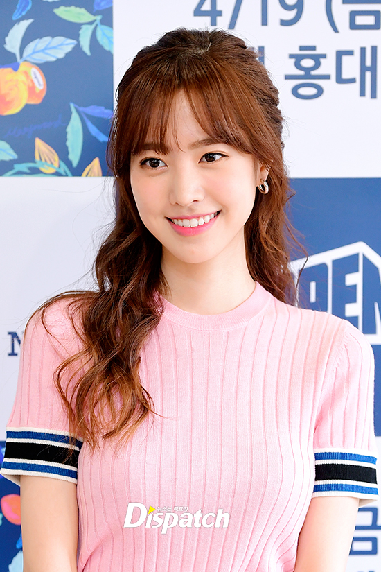 Actor Jin Se-yeon attended a campaign to support victims at the Marimond Lounge in Seongsu-dong, Seongdong-gu, Seoul on the morning of the 30th.Jin Se-yeon showed off her lovely charm with a white long skirt and a pink T-shirt. Her innocent beauty was outstanding.The blue flower is blooming.Put it, Lovely.lovely flower smile