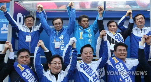 통영 찾은 민주당 (통영=연합뉴스) 박정헌 기자 = 더불어민주당 이해찬 대표(위 왼쪽 두 번째)와 민주당 의원들이 29일 오후 경남 통영시 삼성생명 건물 앞에서 양문석 통영고성 후보 지지를 호소하고 있다. 2019.3.29 home1223@yna.co.kr