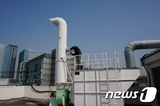 미세먼지 저감을 위해 중소영세사업장에 대기오염물질 저감시설을 설치하고 있다.. © News1