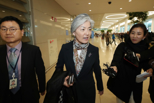 강경화 외교부 장관이 마이크 폼페이오 미국 국무장관과 회담을 마치고 31일 오후 영종도 인천국제공항을 통해 귀국, 취재진의 질문에 답하고 있다.      연합뉴스