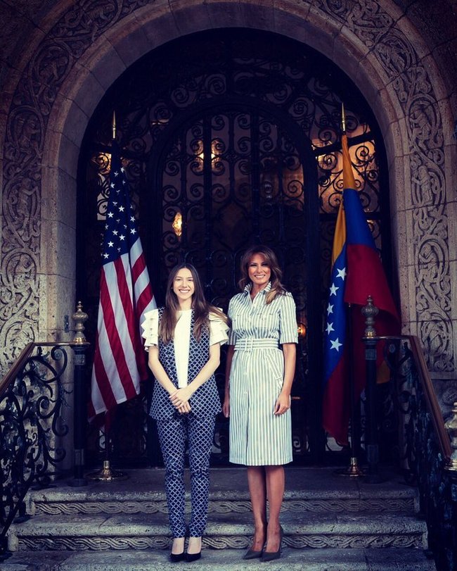 도널드 트럼프 미국 대통령의 아내 멜라니아가 29일, 임시대통령을 자임한 후안 과이도 베네수엘라 의회 의장의 아내 파비아나 로살레스와 함께 양국 국기를 배경으로 기념촬영을 하고 있다. 멜라니아 트럼프 트위터 갈무리