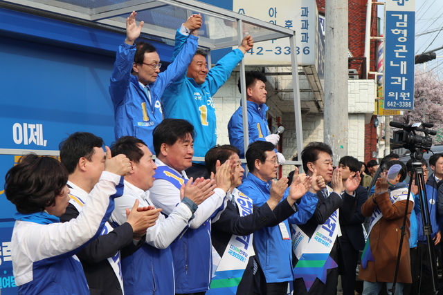 이해찬 더불어민주당 대표가 30일 경남 통영시 봉평동 거리에서 양문석 후보 지지 유세를 벌이고 있다.