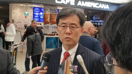 김현종 청와대 국가안보실 2차장이 30일(현지시각) 워싱턴 덜레스 국제공항에 도착해 기자들의 질문에 답하고 있다. 김 2차장은 4월 1일 백악관에서 찰스 쿠퍼먼 NSC 부보좌관과 한미정상회담 의제를 조율한다.[정효식특파원]