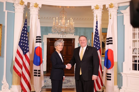 강경화 외교부 장관이 29일 워싱턴 국무부 청사에서 마이크 폼페이오 국무장관과 만나 인사하고 있다.[정효식 특파원]