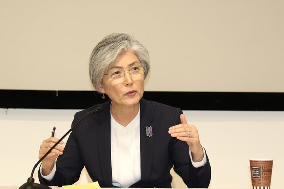 강경화 외교장관이 29일 워싱턴에서 한미 외교장관 회담 직후 특파원들과 만나 결과를 설명하고 있다.[정효식 특파원]