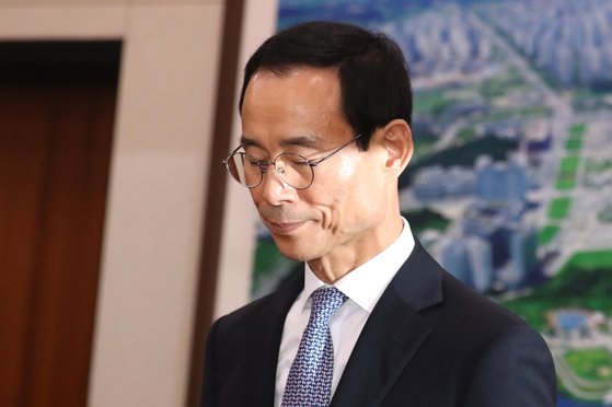 부동산 투기와 자녀 편법 증여 의혹으로 자질 논란에 휩싸였던 최정호 국토교통부 장관 후보자가 31일 자진 사퇴했다. 사진은 지난 25일 국회 인사청문회에 출석한 최 후보자.  [뉴스1]