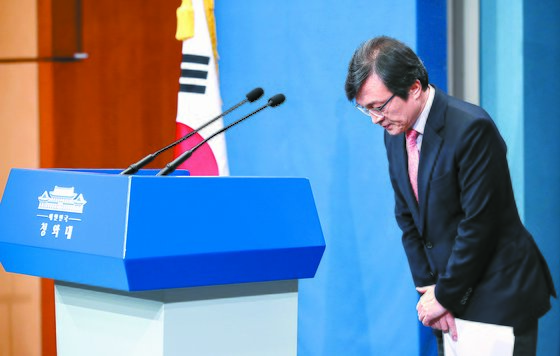 '고가건물 매입 논란' 김의겸 청와대 대변인이 29일 전격 사퇴했다. [연합뉴스]