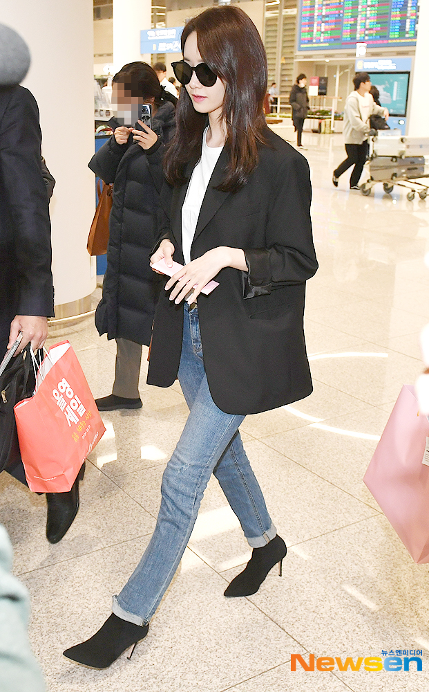 Girls Generation Im Yoon-ah arrives at the Incheon International Airport in Unseo-dong, Jung-gu, Incheon after completing the overseas promotion schedule on March 31.useful stock