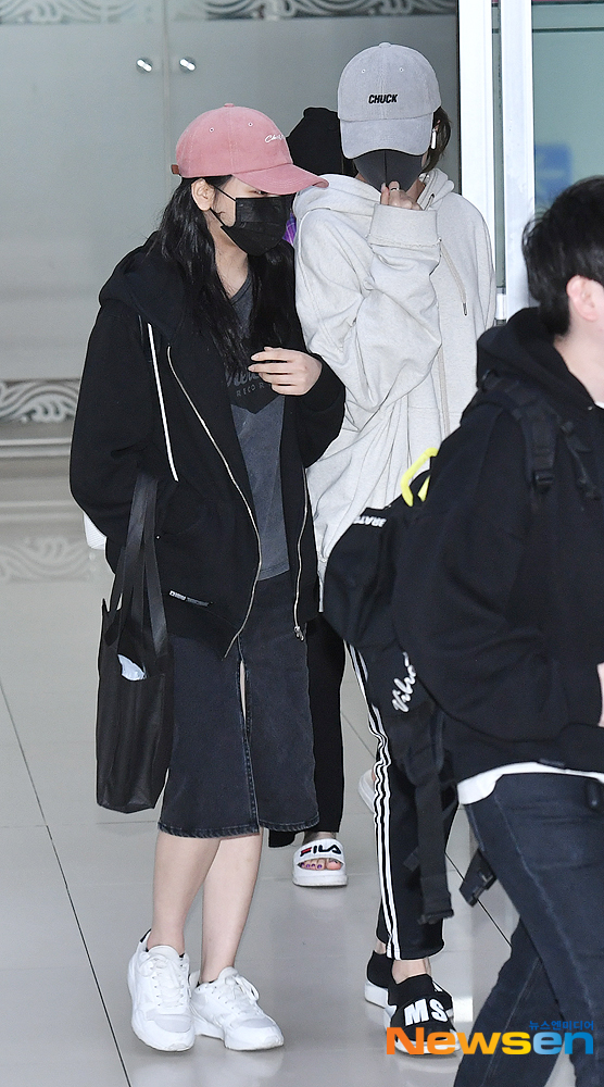 GFriend Umji and Hope arrive at Gimpo International Airport in Gangseo-gu, Seoul after finishing the concert schedule in Japan on March 31.useful stock