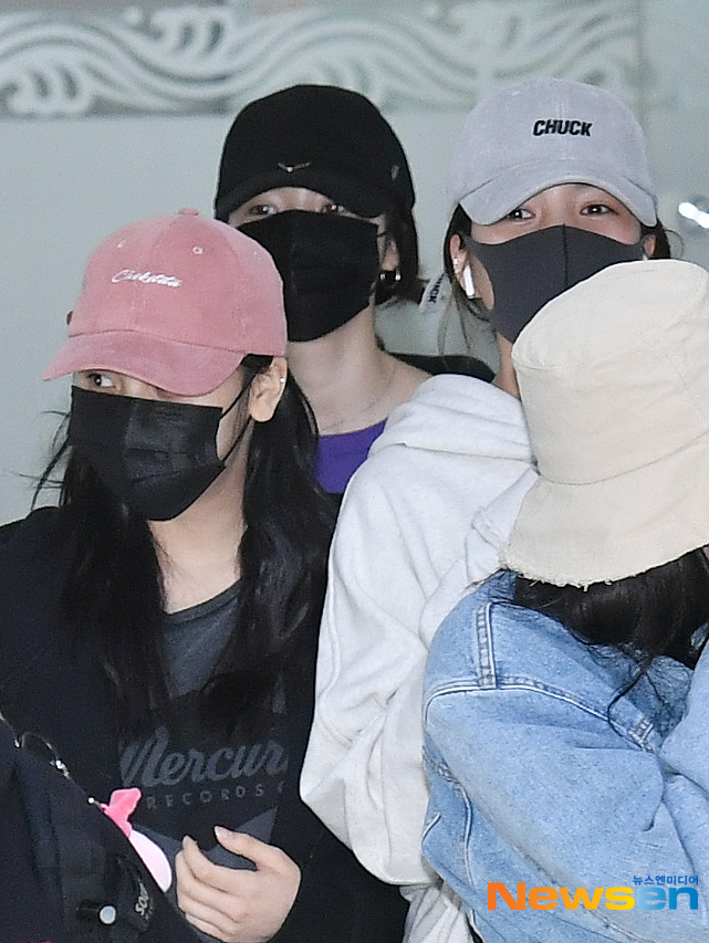 GFriend Umji, Yuju and Hope arrive at Gimpo International Airport in Gangseo-gu, Seoul after finishing the concert schedule in Japan on March 31.useful stock