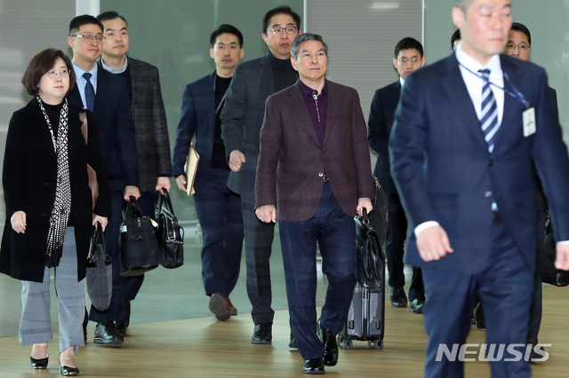 【인천공항=뉴시스】이윤청 수습기자 = 정경두 국방부 장관이 31일 오전 인천국제공항 제2터미널을 통해 출국하고 있다.  정 장관은 4월1일(현지시간) 미국 워싱턴에서 열리는 한미 국방장관회담에서 패트릭 섀나핸 미 국방부 장관 대행과 제2차 북미정상회담 이후 한반도 안보 상황을 평가하고, 양국 국방당국 차원의 후속조치를 논의할 것으로 보인다. 2019.03.31. radiohead@newsis.com