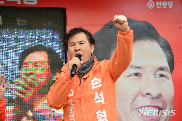 【창원=뉴시스】강경국 기자 =  4·3 국회의원 보궐선거의 공식 선거운동이 시작된 후 첫 주말인 23일 경남 창원시 성산구 남양종합상가 인근에서 민중당 손석형 후보가 길거리 유세를 펼치고 있다. 2019.03.23. kgkang@newsis.com