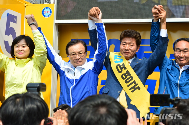 【창원=뉴시스】김기진 기자 =더불어민주당 이해찬 대표가 29일 4·3 국회의원 창원성산 보궐선거 민주·정의당 단일후보인 여영국 정의당 후보 지원 유세에 참가해 경남 창원 상남시장 사거리에서 참석자들과 함께 손을 맞잡고 지지를 호소하고 있다. 왼쪽부터 이정미 정의당 대표,이해찬 민주당 대표, 여영국 정의당 후보,권민호 전 민주당 후보. 2019.03.29.   sky@newsis.com