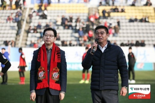 김경수 경남FC 구단주(왼쪽)와 김종부 경남 감독. 한국프로축구연맹 제공