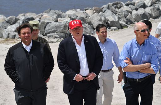 도널드 트럼프 미국 대통령(앞줄 가운데)이 29일(현지시간) 론 드샌티스 플로리다 주지사(앞줄 왼쪽), 릭 스콧 상원의원(앞줄 오른쪽·공화·플로리다)과 함께 플로리다 오키초비 호수 주변 산책로를 걷고 있다. 오키초비호=AFP연합뉴스