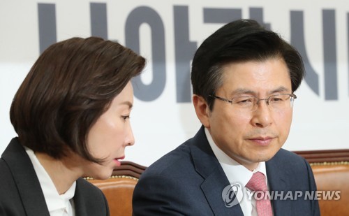 이야기하는 황교안-나경원 (서울=연합뉴스) 이진욱 기자 = 자유한국당 황교안 대표가 28일 국회에서 열린 최고위원회의에서 나경원 원내대표와 이야기를 하고 있다. 2019.3.28 cityboy@yna.co.kr