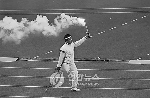 제8회 서울패럴림픽 성화 주자 (서울=연합뉴스) 김학무 기자 = 제8회 서울장애자올림픽 성화 주자. 1988.10.14 (끝)