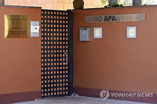 마드리드 北대사관…美, 스페인 北대사관 침입 용의자 행방 "정보 없다" (마드리드 AFP=연합뉴스) 스페인 마드리드 주재 북한대사관 정문. 28일(현지시간) 촬영한 사진이다. 미국 국무부는 지난달 스페인 주재 북한대사관에 대한 괴한 침입 사건의 용의자 가운데 2명이 미국에 있다는 외신 보도와 관련, "가진 정보가 없다"고 이날 밝혔다. leekm@yna.co.kr