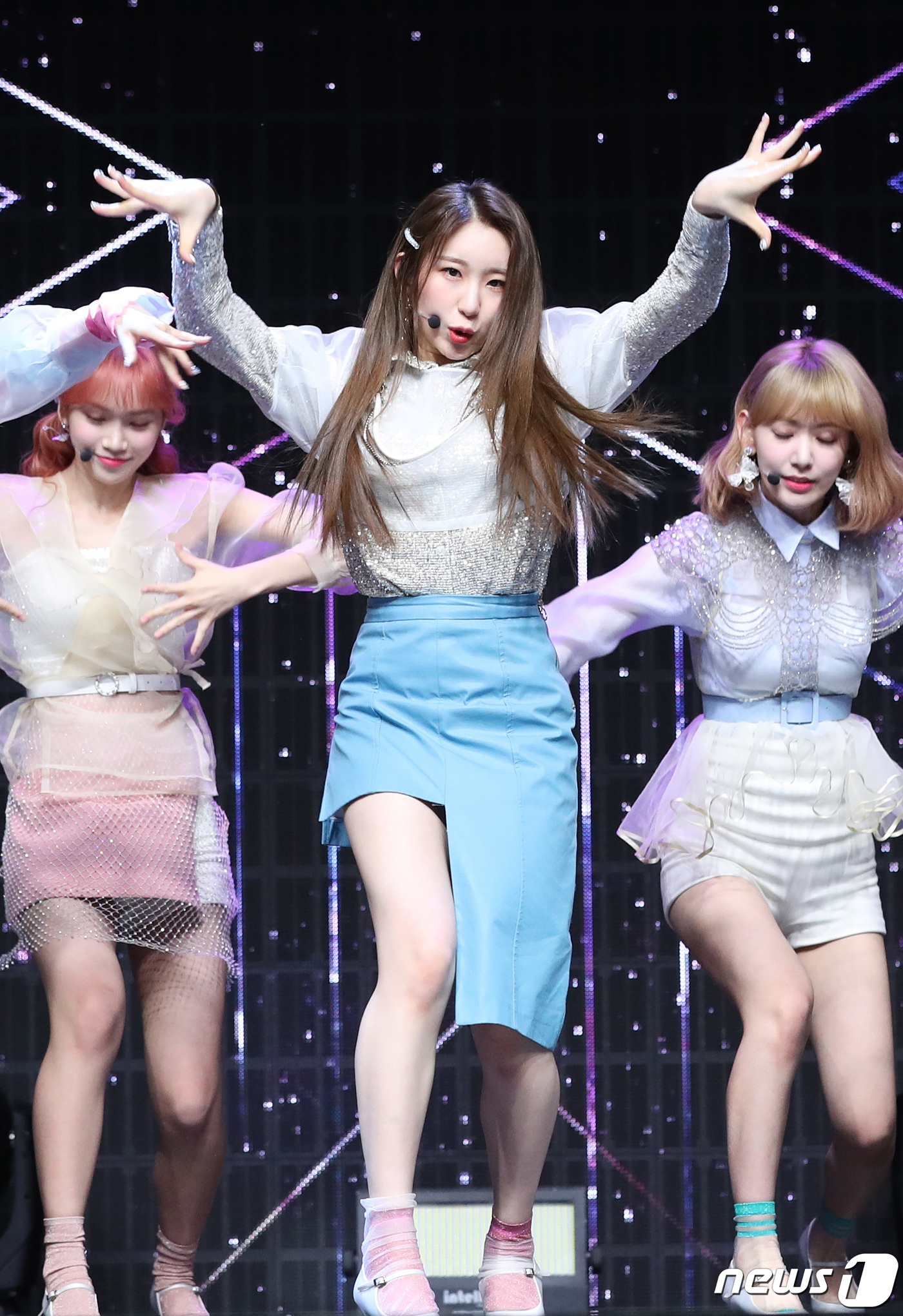 Seoul=) = Girl group IZ*ONE (IZ*ONE) Lee Chae-yeon is presenting a new song at a showcase commemorating the release of her second mini-album HEART*IZ at Blue Square in Hannam-dong, Yongsan-gu, Seoul on the afternoon of the 1st.The album included the title songs Violeta, Sunflower, Highlight, Really Like You, Airplane, Over the Sky, I Want to Be a Cat, and Good Goodbye.2019.4.1