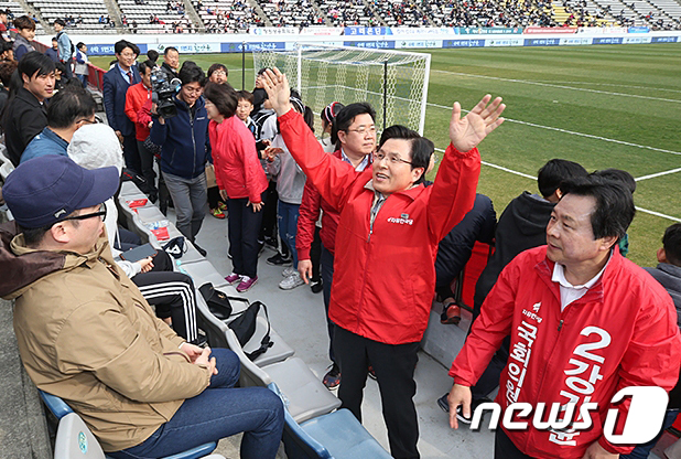 황교안 자유한국당 대표가 지난 30일 프로축구 경남FC의 경기가 열린 창원 축구센터 안에서 4·3 창원성산 재보궐 선거 운동을 해 논란이 일고 있다. 경기장 내 정치 행위를 금지한 축구협회와 프로축구연맹 규정을 위반한 것이다. 사진은 창원 축구센터 내에서 유세활동을 하는 황 대표와 4.3 재·보궐 선거 창원 성산구 강기윤 후보.(자유한국당 홈페이지)2019.3.31/뉴스1