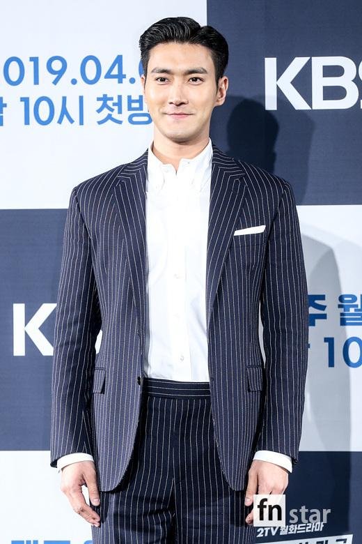 People!, starring Choi Siwon, Lee Yooyoung, Kim Min-jung, Tae In-ho, and Kim Ui-Seong, is a comic crime drama that takes place when a fraudster who marries a police officer is caught up in an unwanted case and runs for a member of parliament. Woong, Kim Min-jung, Tae In-ho, Kim Ui-Seong and others will appear on the first day.