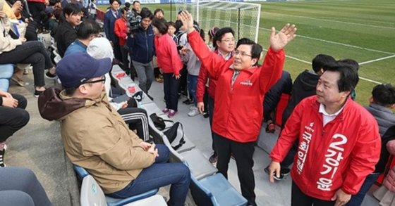 경남FC 경기장 내 유세하는 황교안 자유한국당 대표. [사진 자유한국당 홈페이지 캡처]