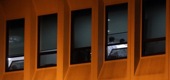 '드루킹 댓글조작 사건'을 수사 중인 허익범 특별검사팀이 지난해 8월 2일 오후 경남도청 김경수 경남도지사 집무실을 압수수색 하는 모습. [뉴스1]