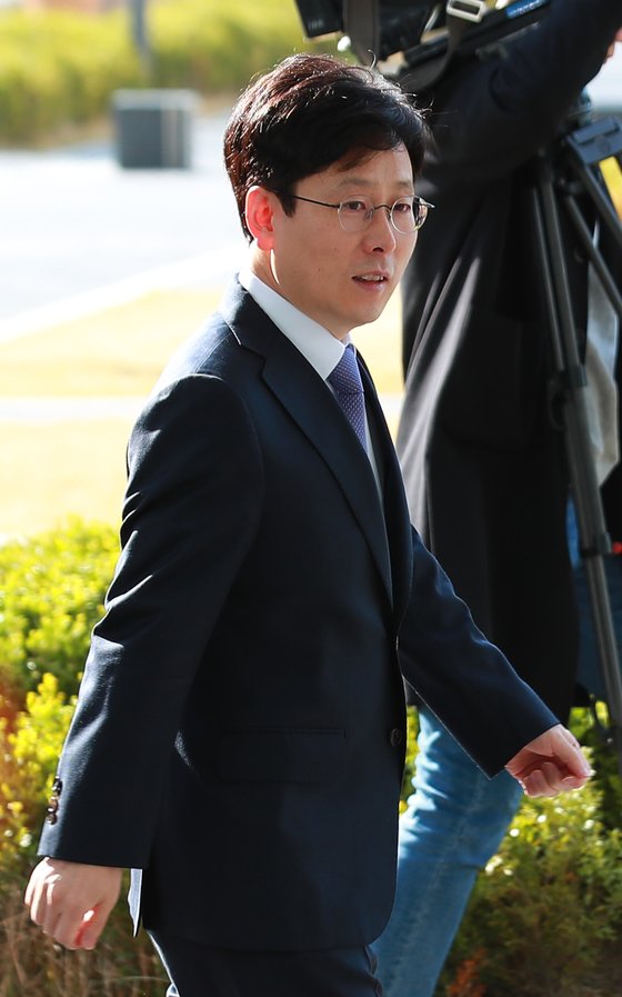 김학의 전 법무부 차관의 성폭행·뇌물수수 의혹 사건을 규명할 수사단 단장으로 임명된 여환섭 청주지검장이 1일 오전 수사단이 차려진 서울 송파구 동부지방검찰청으로 출근하고 있다. [연합뉴스]