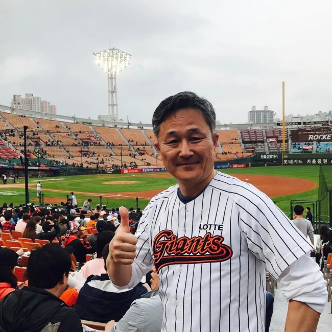 지난 대선 선거운동 당시인 2017년 4월 프로야구 롯데 자이언츠 홈구장인 부산 동래구 사직구장을 찾은 표창원 더불어민주당 의원이 홈팀인 롯데의 유니폼을 입고 기념촬영을 하고 있다. [표창원 의원 트위터 캡처]