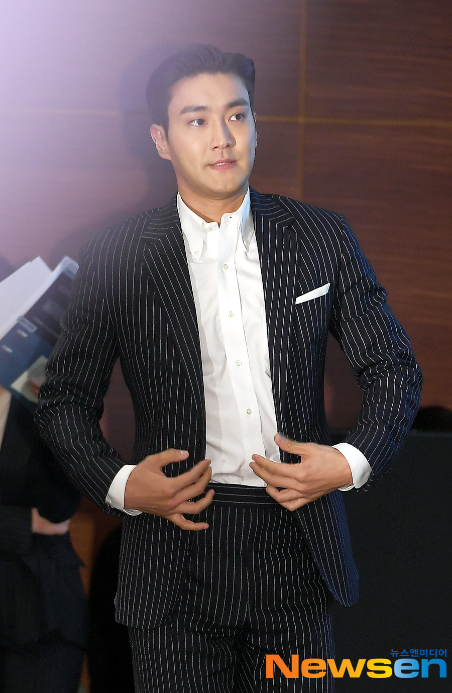 KBS 2TV New Moonwha drama People! (playplay by Han Jeong-hoon/directed by Kim Jung-hyun) was presented at the Park Ballroom at Conrad Hotel in Yeouido, Yeongdeungpo-gu, Seoul, on the afternoon of April 1.Choi Siwon is entering the scene on the day.Actors Choi Siwon, Lee Yu-young, Kim Min-jung, Tae In-ho, and Kim Ui-sung appear in the comic crime drama, which is a comic crime drama that happens when a fraudster married to a police officer is caught up in an unwanted case and runs for a member of parliament.Jung Yu-jin