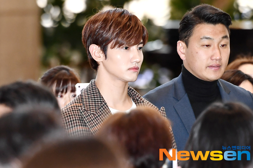 TVXQ members U-Know Yunho and Choi Changmin departed for Tokyo Haneda on April 1 at Gimpo International Airport in Banghwa-dong, Gangseo-gu, Seoul to attend the Tohoshinki Fanclub Event 2019 TOHOSHINKI The GARDEN schedule.TVXQ member Choi Kang-chang-min is leaving for Haneda, Tokyo.exponential earthquake