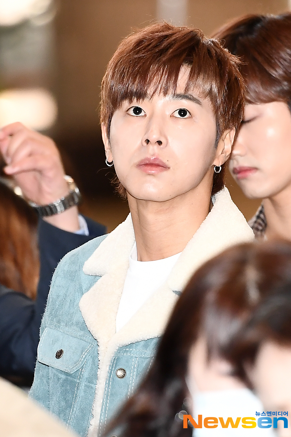 TVXQ members U-Know Yunho and Choi Chang-min departed for Tokyo Haneda on April 1 at Gimpo International Airport in Banghwa-dong, Gangseo-gu, Seoul to attend the Tohoshinki Fanclub Event 2019 TOHOSHINKI The GARDEN schedule.TVXQ member U-Know Yunho is leaving for Haneda, Tokyo.exponential earthquake