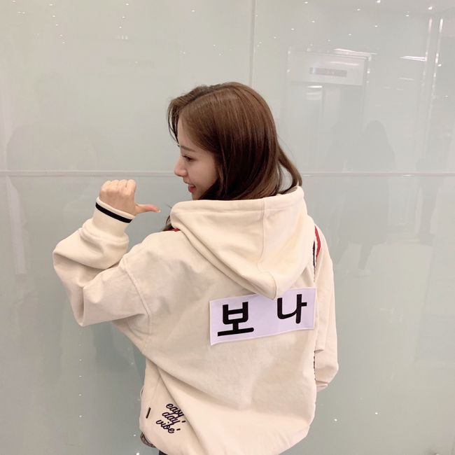 Bona of the group WJSN took a picture of the viewers with a pleasant artistic sense.In SBS Running Man broadcast on the 31st of last month, Bona participated in the solo counter-terror race and attracted viewers with a strange and bright sense of entertainment.On this day, Bona received the signatures of only three Running Man members on a mission against the guest before starting a full-scale race, and the Running Man members laughed at those who refused to become a team with Bona.Bona, who saw this, said, I want to be a team with me. He also made the members tremble by throwing a sweet and bloody ambassador.The second round of the unaccompanied dance that was shown in the Jungle Law was also revealed.Bona, who had been eating rice, soy sauce, and Kim as a result of the mission, caught the eye by dancing without any accompaniment to get a side dish.Bona, as opposed to asking, Was it okay for those who see and who are embarrassed?, WJSN La La Love choreography was presented without hesitation, and soon got a delicious side dish.In addition, in the roulette game for team members to join the students in a triangular tug of war, they laughed with a strange but passionate look.Bona continued to perform extraordinary performances such as making a plaster crime by creating a embarrassing situation during the process of helping the student team member move the rubber band from toe to waist.I am so grateful that all of the members of Running Man and the guests were so nice to me, and I am very grateful that you have enjoyed the recording, Bona said through Starship Entertainment. I would like to ask for your expectations and interest in the next weeks broadcasts with my shooter.Bona, who has shown such a pleasant and enthusiastic sense of entertainment in Solo Grand Prix Race, hopes to be able to perform successfully in next weeks super-large tug-of-war and secret couple search operations.Bona is a member of the girl group WJSN, and since she debutted to the drama with the drama Best Oriental Medicine in 2017, she has shown stable acting skills through Lingerie Girls Generation.In Your House Helper, which was broadcast last year, she was selected as the main character of the terrestrial mini-series, and proved her growth as an actor by emitting various charms.WJSN, which debuted as Momomo in 2016, made a strong impression as a popular girl group with unique concepts such as Touching You, Secret, Dreaming Heart, La La Love and other colorful and bright energy.Meanwhile, WJSN will continue its active activities by holding a fan meeting WJ STATION (space station) at Yonsei University Auditorium at 6 pm on the 27th.Starship Entertainment is provided.