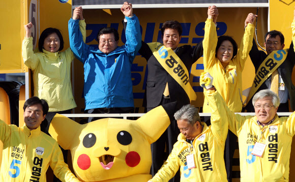 결집하는 진보  - 정의당과 더불어민주당 의원들이 31일 경남 창원 성산구 롯데마트 창원중앙점 인근에서 4·3 보궐선거에 민주당·정의당 단일후보로 출마한 여영국 후보의 지지를 호소하고 있다. 뒷줄 왼쪽부터 이정미 정의당 대표, 설훈 민주당 최고위원, 여 후보, 심상정 정의당 의원. 창원 연합뉴스