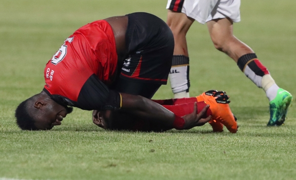 2018년 7월25일 경남 창원시 성산구 창원축구센터에서 열린 2018 KEB하나은행 대한축구협회(FA)컵 32강전 경남 FC와 FC 서울 경기. 경남 말컹이 슈팅 후 서울 김원균에 부딪혀 넘어진 후 발목을 잡고 있다. ⓒ 연합뉴스