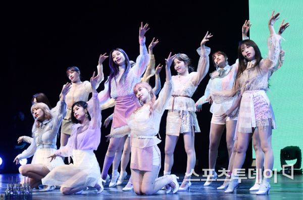 Group IZ*ONE (IZ*ONE) thanked Lee Dae-hwi, a former Wanna One.The showcase for the release of the second mini album Heart Eyes (HEART*IZ) was held in Blue Square, Yongsan-gu, Seoul on the 1st, with IZ*ONE (Jang Won-young, Miyawaki Sakura, Jo Yu-ri, Choi Ye-na, Ahn Yu-jin, Yabuki Nako, Kwon Eun-bi, Kang Hye-won, Honda Hitomi, Kim Chae-won, Kim Min-ju and Lee Chae-yeon) ...The albums songs included Airplane! (Airplane) presented by Lee Dae-hwi.Ahn Yu-jin said, Lee Dae-hui gave me a refreshing and bright song called Airplane!I really appreciate you and I will show you a wonderful stage so that you do not become anyone. I thought that the song Airplane! Is perfect for IZ*ONE. From the beginning, it is refreshing and splashy, so please look forward to it.The title song Violeta was created by taking into account a part of the story of the fairy tale Happy Prince, and it contains a message that I want everyone to realize their precious existence due to the Cheering conveyed by IZ*ONE.
