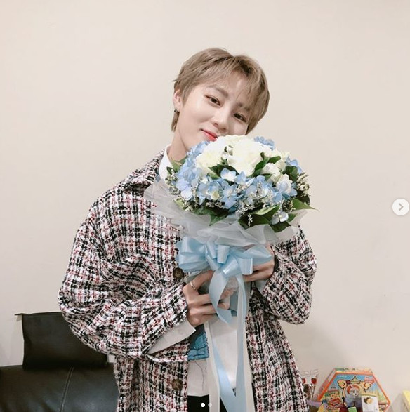 Ha Sung-woon, a boy group Wanna One, expressed his gratitude to Bangkok fans.Ha Sung-woon posted a picture on the 31st of last month with the article Thank you very much for the Bangkok sky that came to see Gurmi! Thank you so much.The photo shows Ha Sung-woon smiling.Clouds symbolizing themselves, white hydrangeas, are smiling as if they are proud of holding a bouquet of flowers wrapped around a sky blue flower symbolizing the sky of the fan club.Especially, Ha Sung-woon, who feels like a prince, looks at the camera with affectionate eyes, which makes fans excited.Meanwhile, Ha Sung-woon released his solo album My Moment (MY MOMENT) in February and started his solo career in earnest.Photo Ha Sung-woon SNS